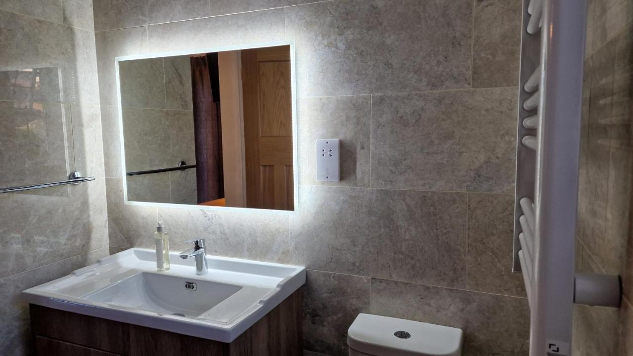 Koi Pond Annex Hotel Колфорд Екстериор снимка