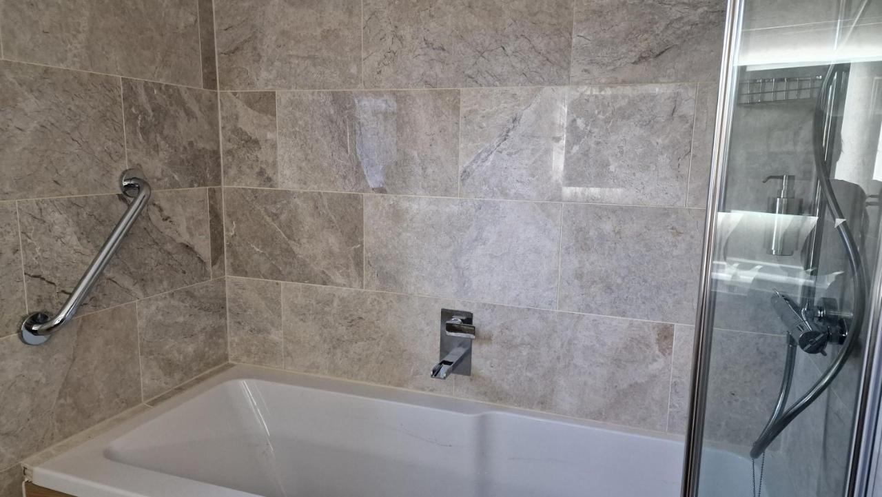 Koi Pond Annex Hotel Колфорд Екстериор снимка