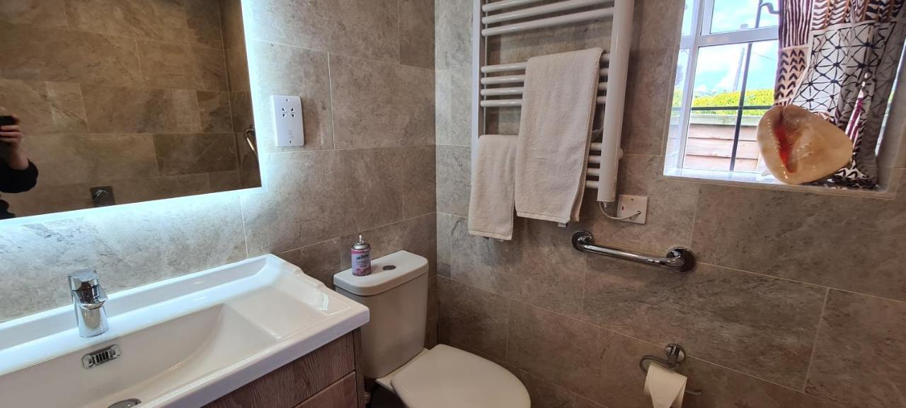 Koi Pond Annex Hotel Колфорд Екстериор снимка