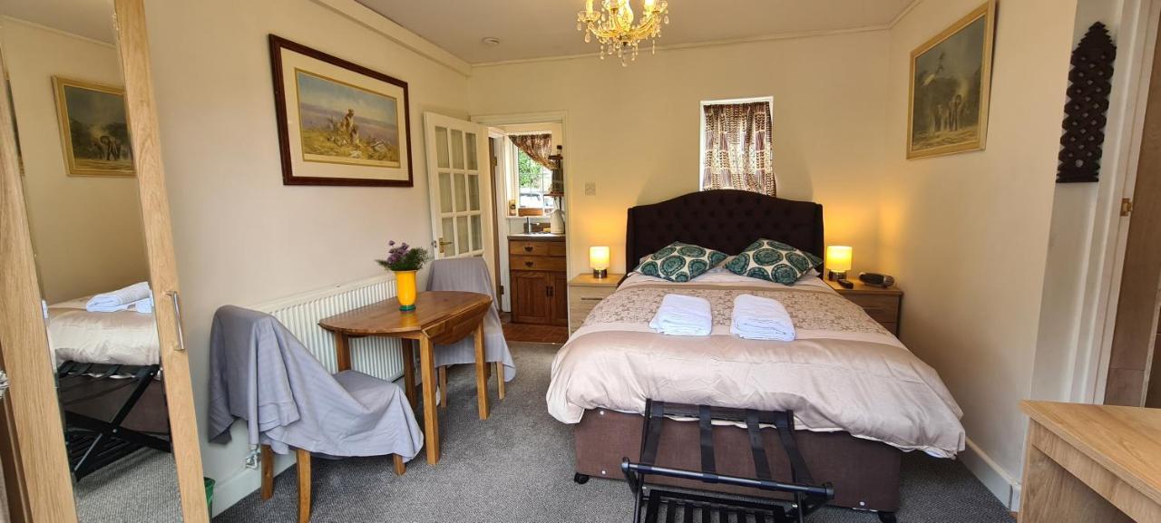 Koi Pond Annex Hotel Колфорд Екстериор снимка