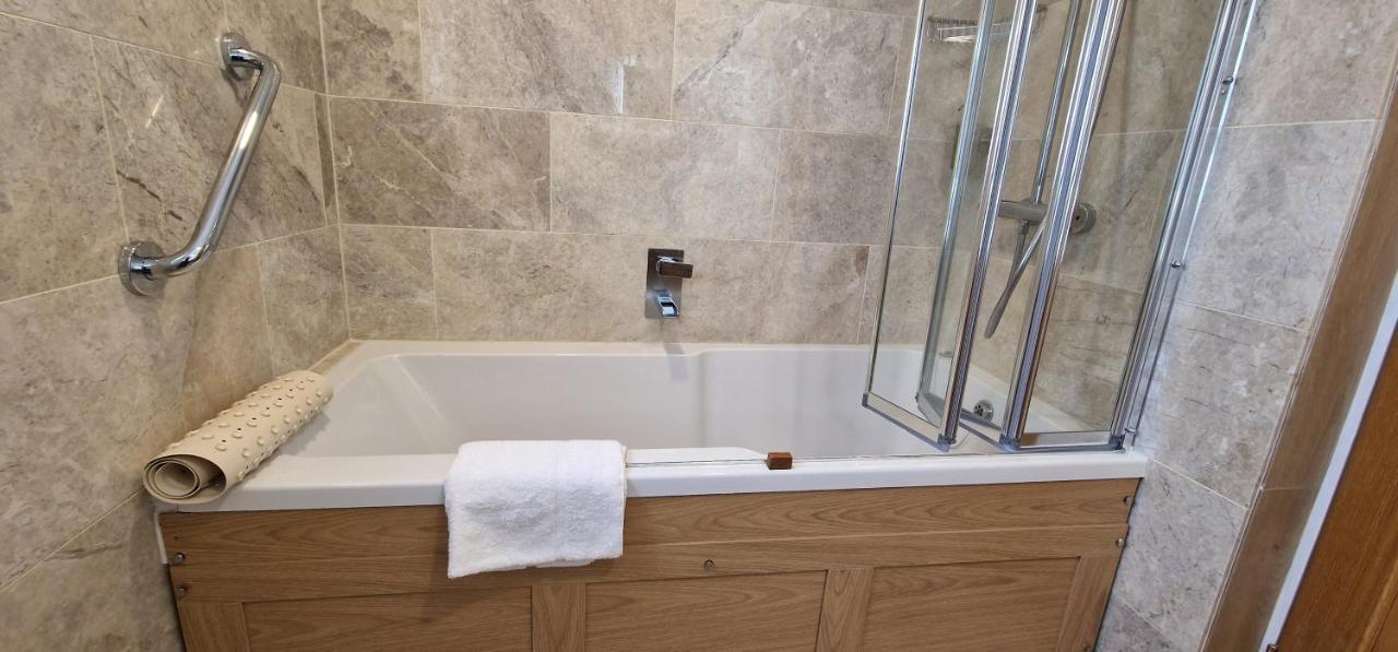Koi Pond Annex Hotel Колфорд Екстериор снимка